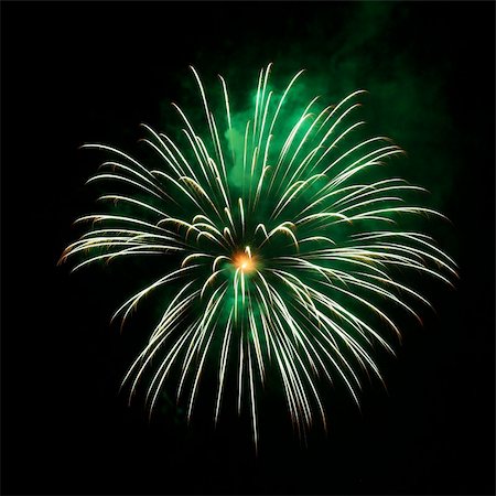 simsearch:400-06416200,k - A green and orange burst of fireworks in the night sky Stock Photo - Budget Royalty-Free & Subscription, Code: 400-04700931