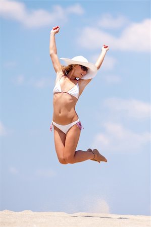 peterkirillov (artist) - Young woman having fun on a beach. Jumping Fotografie stock - Microstock e Abbonamento, Codice: 400-04701158