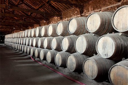 Old wine cellar full of wooden barrels Photographie de stock - Aubaine LD & Abonnement, Code: 400-04702163