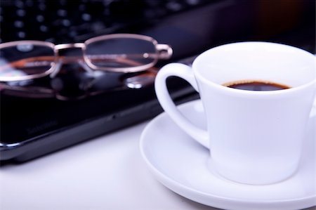 simsearch:400-04386602,k - Morning coffee in the office Stockbilder - Microstock & Abonnement, Bildnummer: 400-04702464