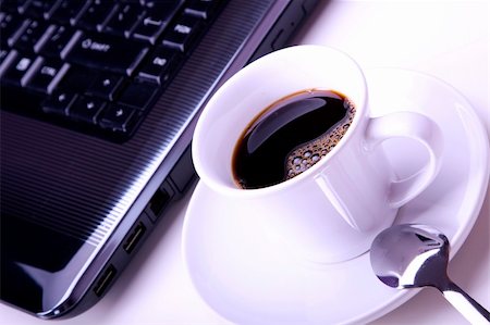 simsearch:400-04386602,k - Morning coffee in the office Stockbilder - Microstock & Abonnement, Bildnummer: 400-04702461