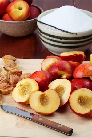 simsearch:400-04709478,k - Halved nectarines on a cutting board for jam making Foto de stock - Super Valor sin royalties y Suscripción, Código: 400-04702496