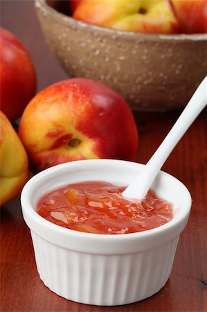 simsearch:400-04709478,k - Nectarine jam in a white bowl and fresh nectarines Foto de stock - Super Valor sin royalties y Suscripción, Código: 400-04702500