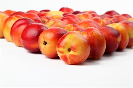 simsearch:400-04709478,k - Fresh and juicy nectarines on white background Foto de stock - Super Valor sin royalties y Suscripción, Código: 400-04702501