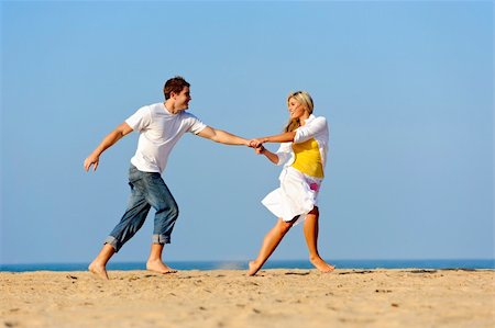 Happy, fresh young couple enjoy a day on the beach together Foto de stock - Super Valor sin royalties y Suscripción, Código: 400-04702690