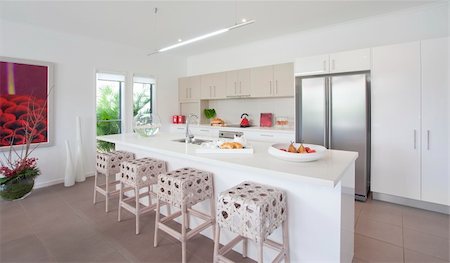 suburban kitchen - Kitchen in new modern townhouse Photographie de stock - Aubaine LD & Abonnement, Code: 400-04703062