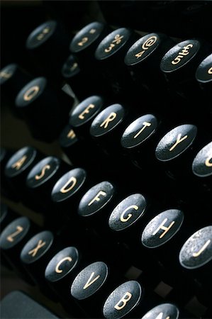 simsearch:400-04624328,k - Close up of old typewriter keys Foto de stock - Super Valor sin royalties y Suscripción, Código: 400-04703727