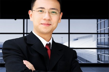 simsearch:400-04130666,k - Handsome asian business man in suit at an airport Foto de stock - Royalty-Free Super Valor e Assinatura, Número: 400-04714000