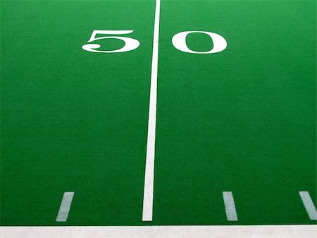 simsearch:400-06769903,k - Football field with green turf and white yardlines and markers Photographie de stock - Aubaine LD & Abonnement, Code: 400-04714447