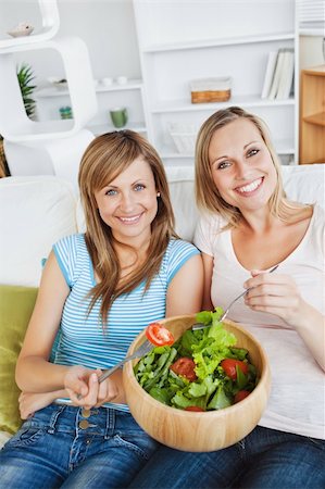 simsearch:400-04212407,k - Animated women eating a salad in the living-room Stock Photo - Budget Royalty-Free & Subscription, Code: 400-04715525