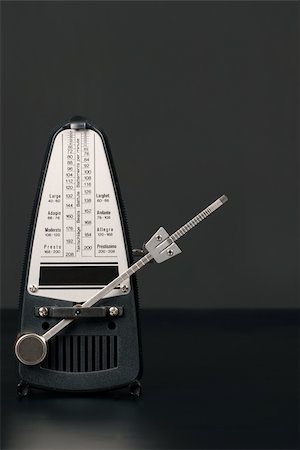 pendolo - Metronome in motion before a neutral grey background Fotografie stock - Microstock e Abbonamento, Codice: 400-04715682