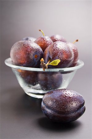 simsearch:400-05196174,k - Fresh ripe plums in a glass bowl on gradient background Photographie de stock - Aubaine LD & Abonnement, Code: 400-04715863