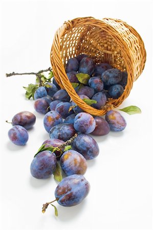 simsearch:695-05771096,k - Fresh picked plums scattered from wicker basket isolated on white background Foto de stock - Super Valor sin royalties y Suscripción, Código: 400-04715891