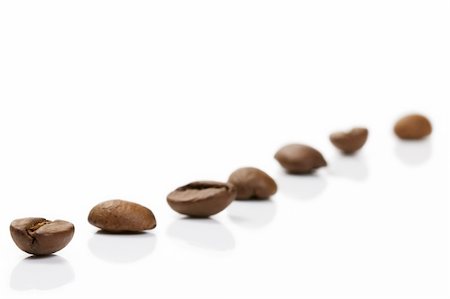 simsearch:400-05260472,k - diagonal row of coffee beans on white background Stock Photo - Budget Royalty-Free & Subscription, Code: 400-04716281