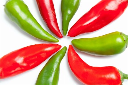 simsearch:400-04393618,k - Green and red hot peppers close up arranged in shape of sun rays isolated on white background Foto de stock - Royalty-Free Super Valor e Assinatura, Número: 400-04716412