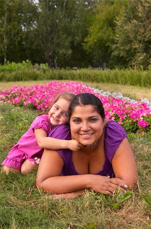 Mother and her little daughter in the city garden Fotografie stock - Microstock e Abbonamento, Codice: 400-04716433