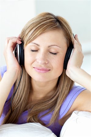 simsearch:400-04207132,k - Positive caucasian woman listening to music with headphones in the kitchen at home Foto de stock - Super Valor sin royalties y Suscripción, Código: 400-04716507