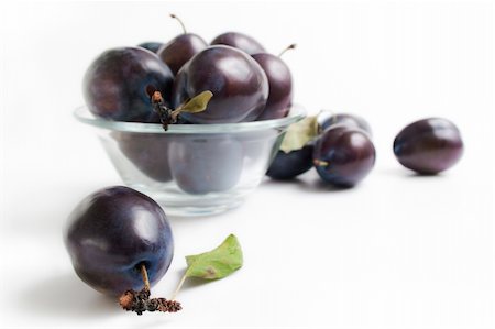 simsearch:400-05196174,k - Fresh ripe plums in a glass bowl and around isolated on white background Photographie de stock - Aubaine LD & Abonnement, Code: 400-04716954
