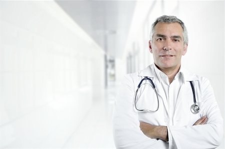 simsearch:400-04217553,k - gray hair expertise handsome senior doctor hospital portrait white corridor Foto de stock - Royalty-Free Super Valor e Assinatura, Número: 400-04718059