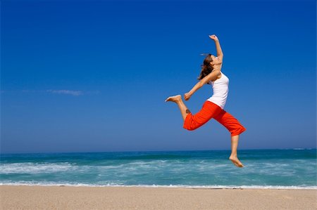 simsearch:400-06077546,k - Beautiful young woman jumping on  the beach Stockbilder - Microstock & Abonnement, Bildnummer: 400-04718410