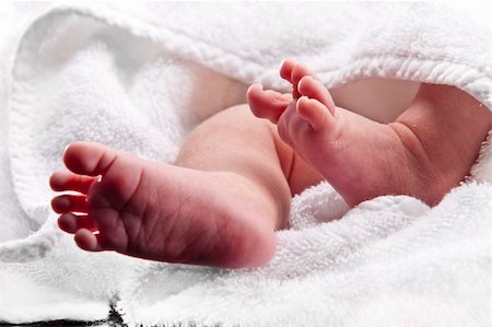 simsearch:400-04235194,k - Bare baby feet wrapped in a white towel Stock Photo - Budget Royalty-Free & Subscription, Code: 400-04718809