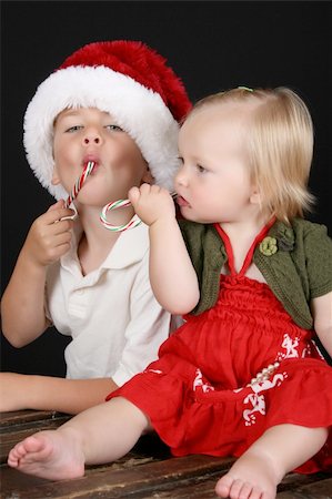 simsearch:400-07088886,k - Christmas brother and sister eating Candy Canes Stock Photo - Budget Royalty-Free & Subscription, Code: 400-04718878