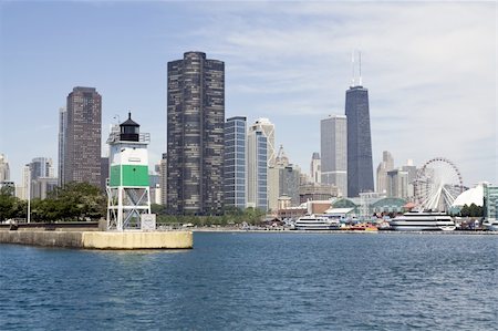 simsearch:400-04719680,k - Lighthouse in Chicago - seen from the lake. Foto de stock - Royalty-Free Super Valor e Assinatura, Número: 400-04719693