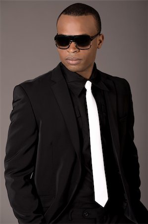 simsearch:400-05201934,k - Handsome black man in business suit, indoor studio Photographie de stock - Aubaine LD & Abonnement, Code: 400-04710260