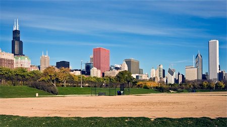 simsearch:400-04709717,k - Panorama of Chicago with baseball field in the background, fall time. Foto de stock - Super Valor sin royalties y Suscripción, Código: 400-04710549
