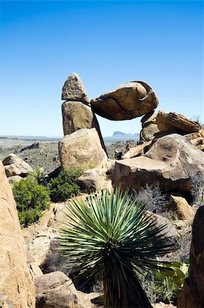 Tourist sitting under Balanced Rock in Big Bend National Park. Photographie de stock - Aubaine LD & Abonnement, Code: 400-04710596