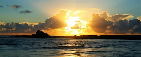 simsearch:400-05255037,k - Iconic Currumbin Rock Gold Coast Australia at daybreak on a cloudy morning looking South. Stockbilder - Microstock & Abonnement, Bildnummer: 400-04711389