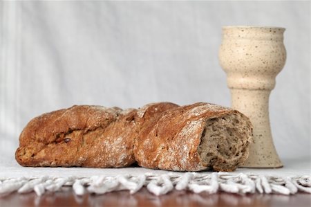 Loaf of bread and chalice with wine. Shallow dof, copy space Photographie de stock - Aubaine LD & Abonnement, Code: 400-04711515
