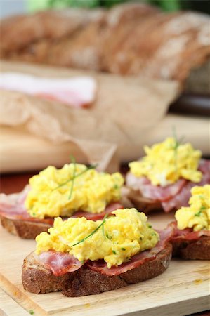 simsearch:400-08574286,k - Sandwiches with scrambled eggs and bacon, garnished with chives. Shallow dof Foto de stock - Super Valor sin royalties y Suscripción, Código: 400-04711534