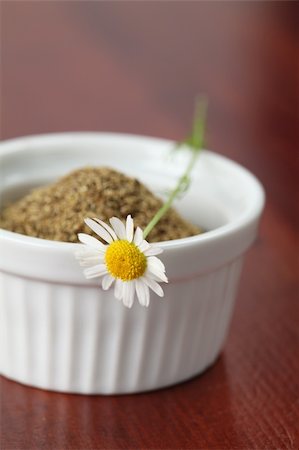 simsearch:400-05678542,k - Close-up of a chamomile flower on a white bowl with dry chamomile tea Foto de stock - Super Valor sin royalties y Suscripción, Código: 400-04711540