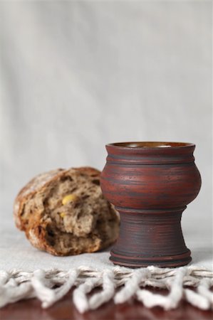 Chalice with wine and bread in background. Shallow dof, copy space Photographie de stock - Aubaine LD & Abonnement, Code: 400-04711543