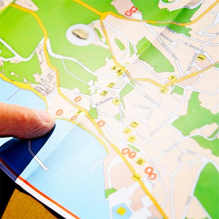 simsearch:400-07102775,k - Man checking a city map. Stock Photo - Budget Royalty-Free & Subscription, Code: 400-04712129