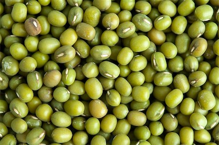 simsearch:400-06480358,k - Whole dried mung beans. This type of bean is often sprouted to make bean sprouts. Foto de stock - Super Valor sin royalties y Suscripción, Código: 400-04712303