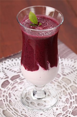 simsearch:659-08905504,k - Fresh blueberry milk shake with sour cream. Shallow DOF. Foto de stock - Super Valor sin royalties y Suscripción, Código: 400-04712408