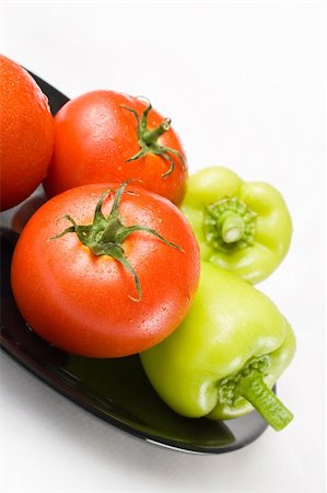 simsearch:400-04393618,k - Fresh tomatoes and peppers washed and placed in a black ceramic plate isolated on white background Foto de stock - Royalty-Free Super Valor e Assinatura, Número: 400-04712633