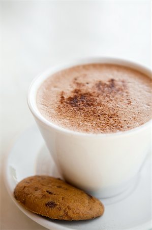 simsearch:400-08338402,k - Delicious hot chocolate in a mug with a chocolate biscuit Foto de stock - Super Valor sin royalties y Suscripción, Código: 400-04712662