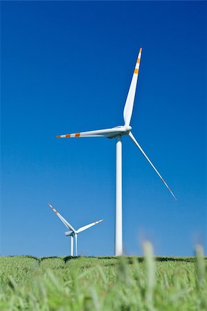 simsearch:400-08287140,k - two wind turbines and blue sky from grass level Foto de stock - Royalty-Free Super Valor e Assinatura, Número: 400-04713123