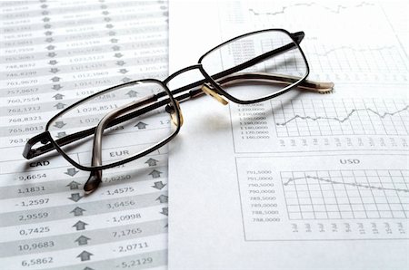 simsearch:400-06694744,k - Glasses on the statement of financial analysis Fotografie stock - Microstock e Abbonamento, Codice: 400-04713549
