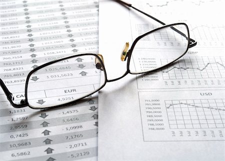 simsearch:400-06694744,k - Glasses on the statement of financial analysis Fotografie stock - Microstock e Abbonamento, Codice: 400-04713550