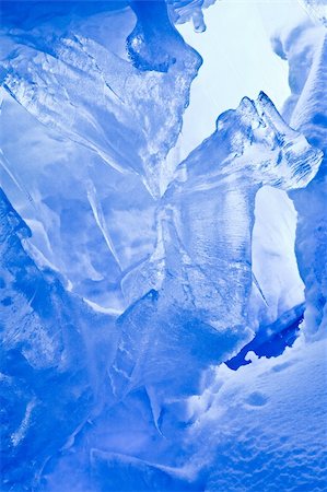 estalactita - blue ice cave covered with snow and flooded with light Foto de stock - Super Valor sin royalties y Suscripción, Código: 400-04725053