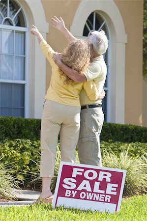 simsearch:400-04655735,k - A senior retired man and woman looking at a house for sale with the sign in the foreground Stockbilder - Microstock & Abonnement, Bildnummer: 400-04726700
