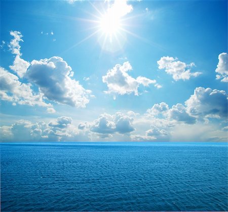 simsearch:400-04783475,k - cloudy blue sky above a surface of the sea Foto de stock - Royalty-Free Super Valor e Assinatura, Número: 400-04727657