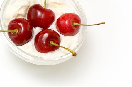 simsearch:400-04727937,k - beautiful cherries isolated over a white background Stockbilder - Microstock & Abonnement, Bildnummer: 400-04727740