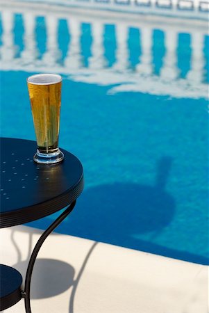 simsearch:614-01071168,k - Chilled beer on a table next to a swimming pool Foto de stock - Super Valor sin royalties y Suscripción, Código: 400-04727859