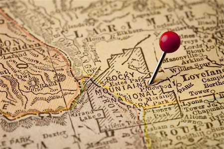 rocky mountain national park - Rocky Mountain National Park on vintage 1920s map of Colorado with a red pushpin on east entry at Estes Park, selective focus Fotografie stock - Microstock e Abbonamento, Codice: 400-04728271