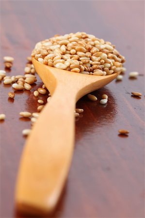 simsearch:700-00342851,k - Roasted sesame seeds on a wooden spoon Photographie de stock - Aubaine LD & Abonnement, Code: 400-04728359